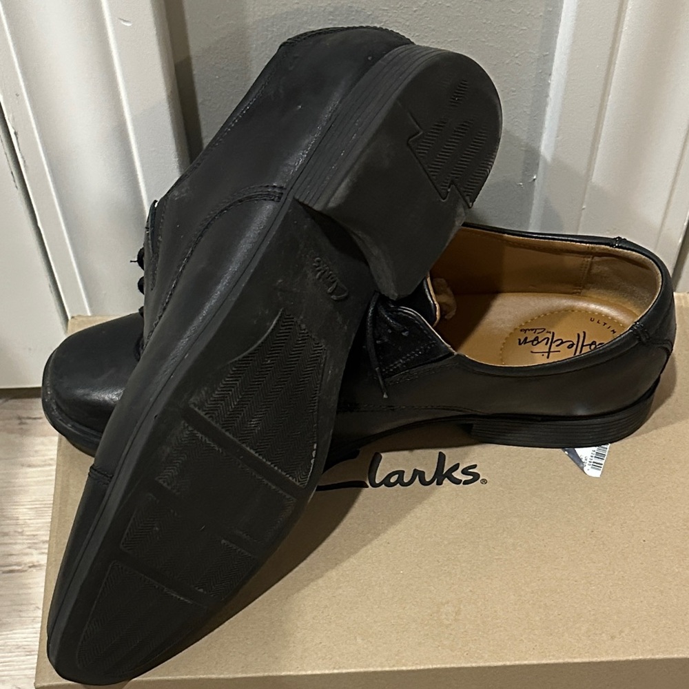 Clarks Men's Classic Black Dress Shoes - Picture 5 of 6
